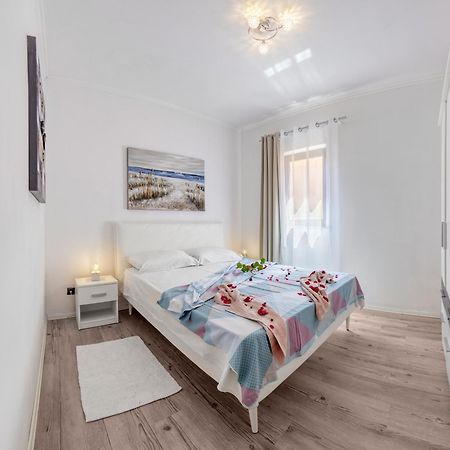 Charming House On The Beach And Deluxe Apartment Pula Room photo