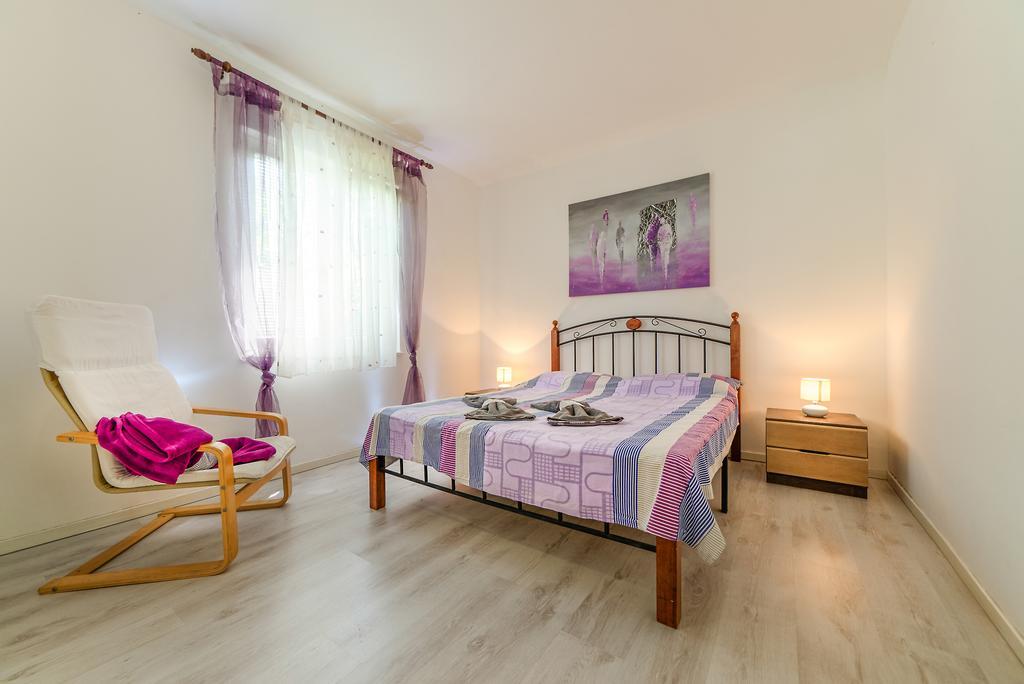 Charming House On The Beach And Deluxe Apartment Pula Exterior photo