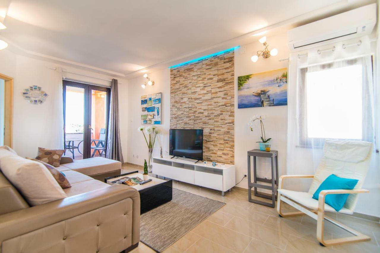 Charming House On The Beach And Deluxe Apartment Pula Exterior photo